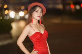 午夜街拍吊带红裙性感美女图片